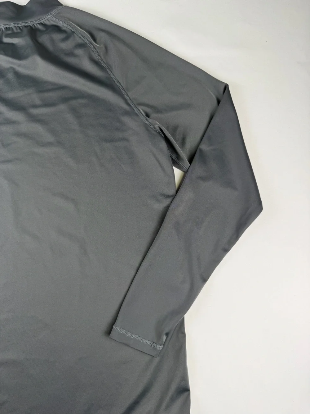Kanu Surf Men's Gray Long-Sleeve Rash Guard - SPF Protection